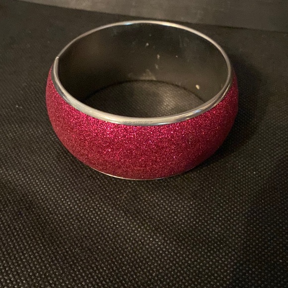 Vintage lot of 2 hot pink sparkles & multi metal Bracelet/bangles - Picture 6 of 10